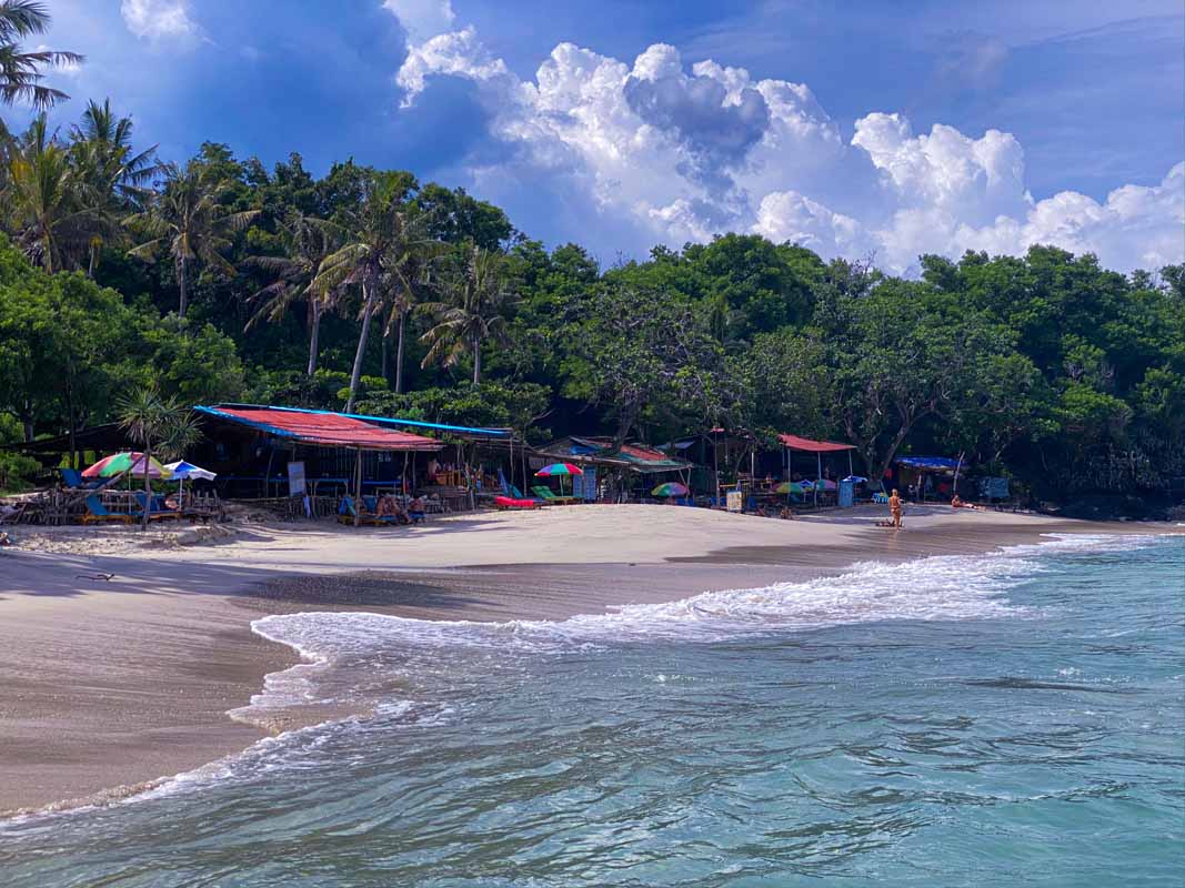 Pemandangan pinggir pantai dengan jejeran kedai